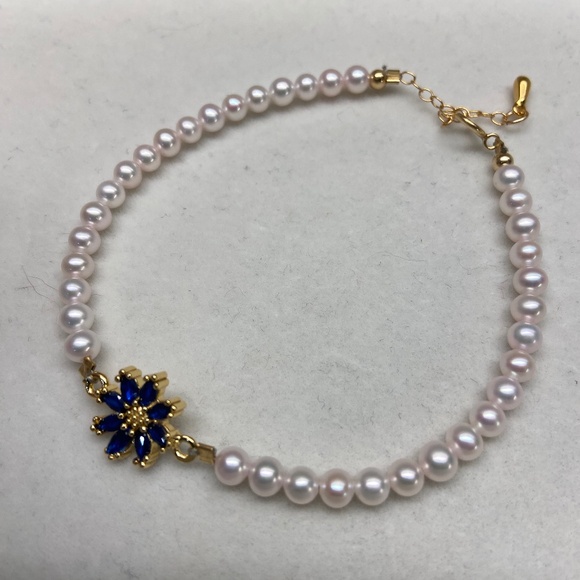 Genuine Freshwater Pearls With Blue Daisy Flower Bracelet - Picture 1 of 3